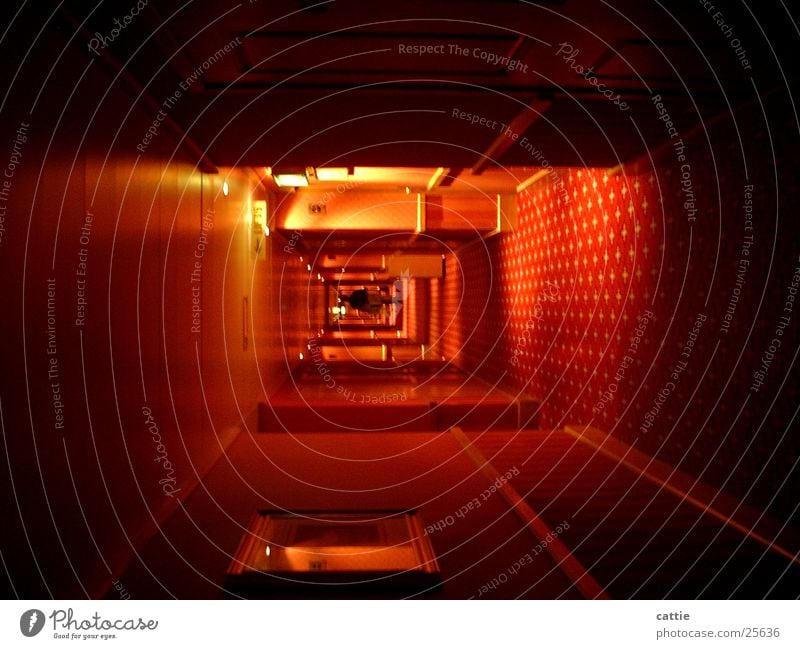 Tunnelblick schlafen unzählig dunkel Flur Einsamkeit Hotel Unendlichkeit trist losgehen Etage unterwegs flüchten Fototechnik übernachtung sanftes licht