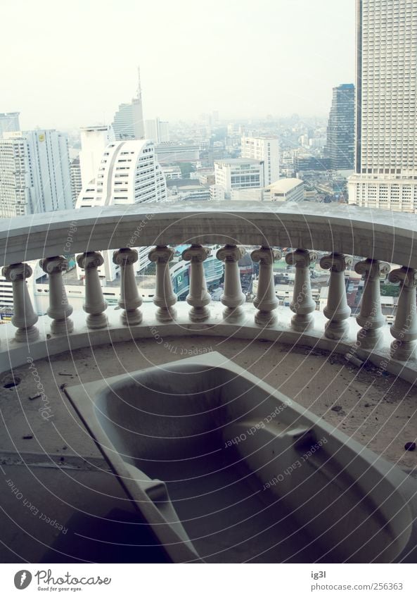 Immobilienhai Bangkok Thailand Asien Hauptstadt Skyline überbevölkert Hochhaus Bankgebäude Architektur Fassade Horizont Idylle Konkurrenz Krise Vergänglichkeit