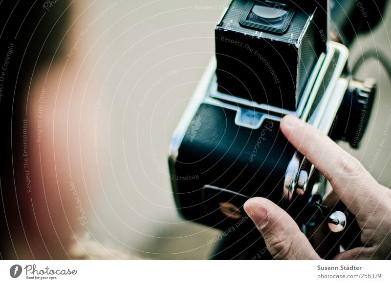 moment. Mann Erwachsene Finger 1 Mensch Arbeit & Erwerbstätigkeit hervorrufen Fotograf Fotografieren hasselblad analog Sucher Auslöser festhalten Motivsuche