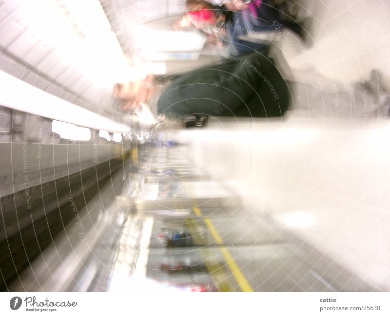 Waiting for the next Neonlicht Windzug Ferien & Urlaub & Reisen Eisenbahn Licht Gleise Bahnsteig U-Bahn grell warten weich Station London Underground Bahnfahren