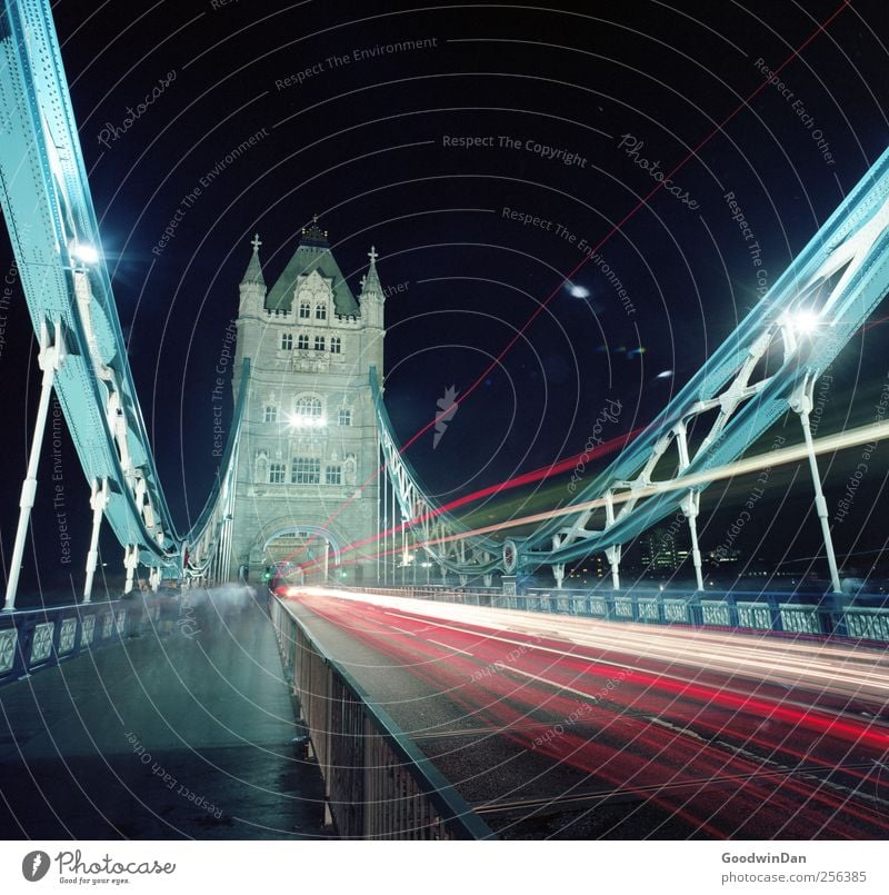 Rush. Stadt Hauptstadt Altstadt überbevölkert Brücke Turm Sehenswürdigkeit Wahrzeichen Tower Bridge Verkehr alt hell historisch hoch kalt Geschwindigkeit schön