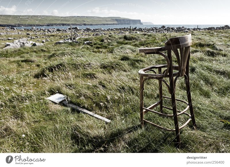 Alter(s)sitz Zufriedenheit Erholung Freizeit & Hobby Sommerurlaub Meer Insel Stuhl Umwelt Landschaft Wasser Schönes Wetter Gras Felsen Küste Atlantik