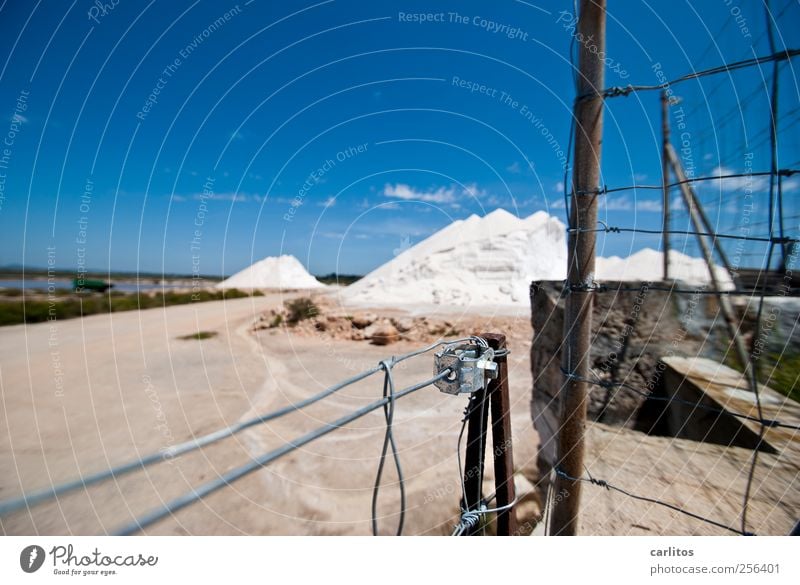 Titel Wolkenloser Himmel blau Salz Saline Zaun Draht Mauer weiß blenden strahlend Zaunpfahl mediterran Mallorca Ses Salines Salzsee Tradition Handwerk