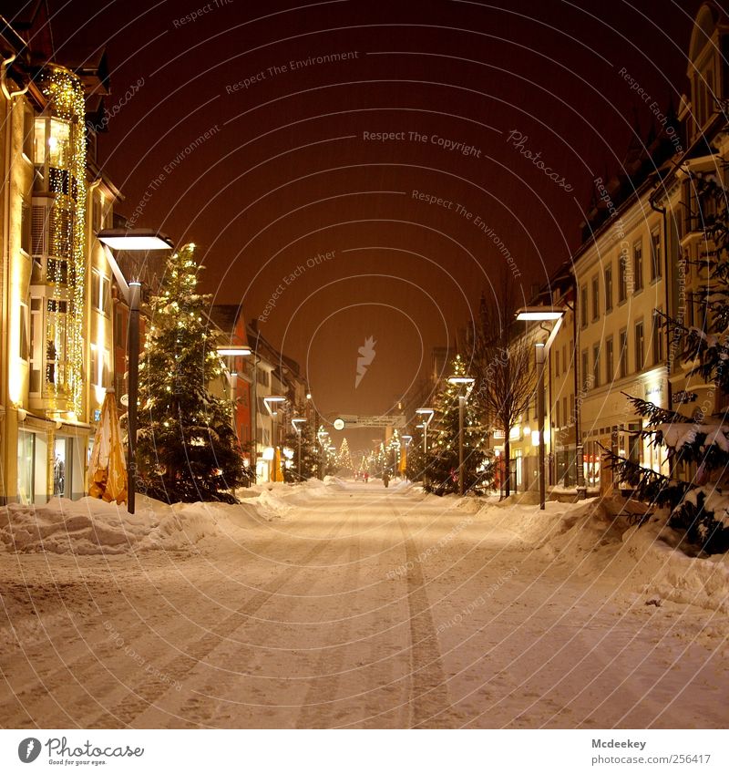 Weihnachtszauber Winter Schnee Pflanze Baum Tanne Villingen Deutschland Europa Stadtzentrum Altstadt Fußgängerzone Menschenleer Haus Mauer Wand Fassade Balkon