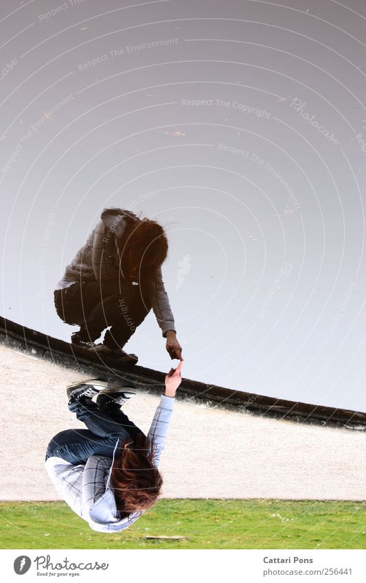 Schatten auf dem Spiegelbild androgyn Jugendliche Leben 1 Mensch Bekleidung Jeanshose Pullover Turnschuh wählen beobachten berühren hocken Blick einzigartig