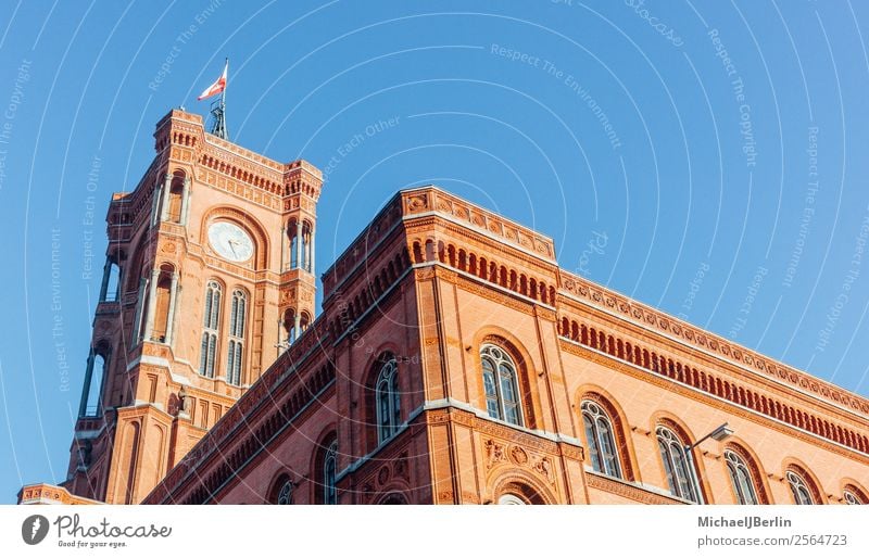 Berliner "Rotes Rathaus" im Tageslicht Ferien & Urlaub & Reisen Turm Sehenswürdigkeit Wahrzeichen Tower (Luftfahrt) rot Deutschland Großstadt Sonnenlicht Uhr