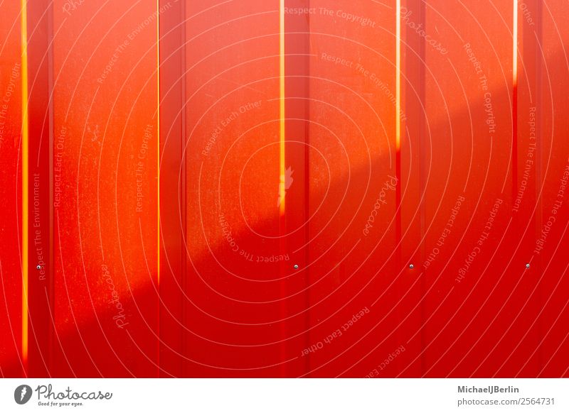 Rote Wand mit diagonalem Schatten Industrieanlage Mauer Fassade rot Deutschland Hamburg Blech Stahl Container Hafen Baustelle temporär Übergang Licht & Schatten