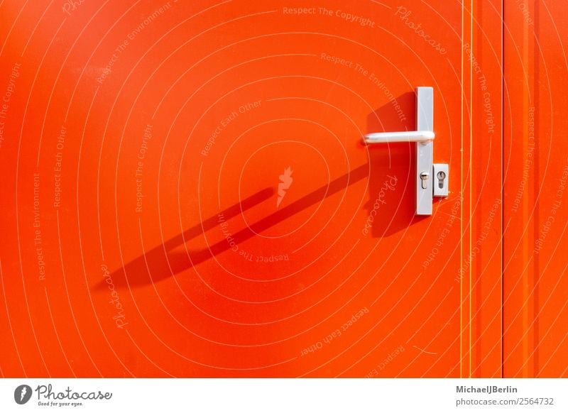 Rote Metall Wand und Tür mit Griff Mauer rot Deutschland Hamburg Baucontainer Container Außenaufnahme Sicherheit Schloss Textfreiraum Farbfoto Nahaufnahme Tag