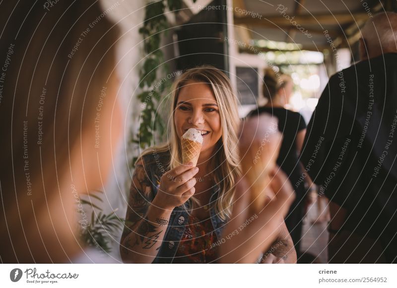 tätowierte Frau isst Eiscreme mit bester Freundin Dessert Speiseeis Essen Lifestyle kaufen Freude Glück schön Sommer sprechen Mensch Erwachsene Freundschaft