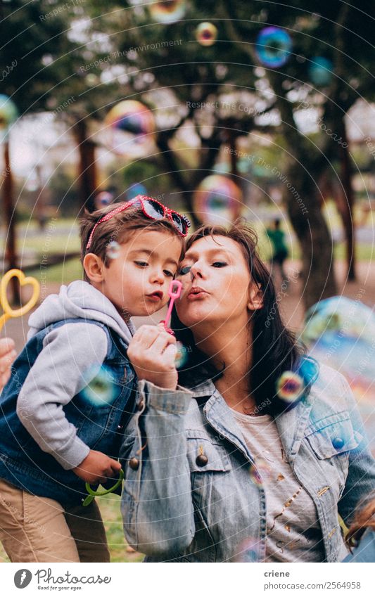 Mutter und Sohn spielen mit Seifenblasen im Park. Lifestyle Freude Glück schön Spielen Ferien & Urlaub & Reisen Sommer Kind Mensch Baby Junge Frau Erwachsene