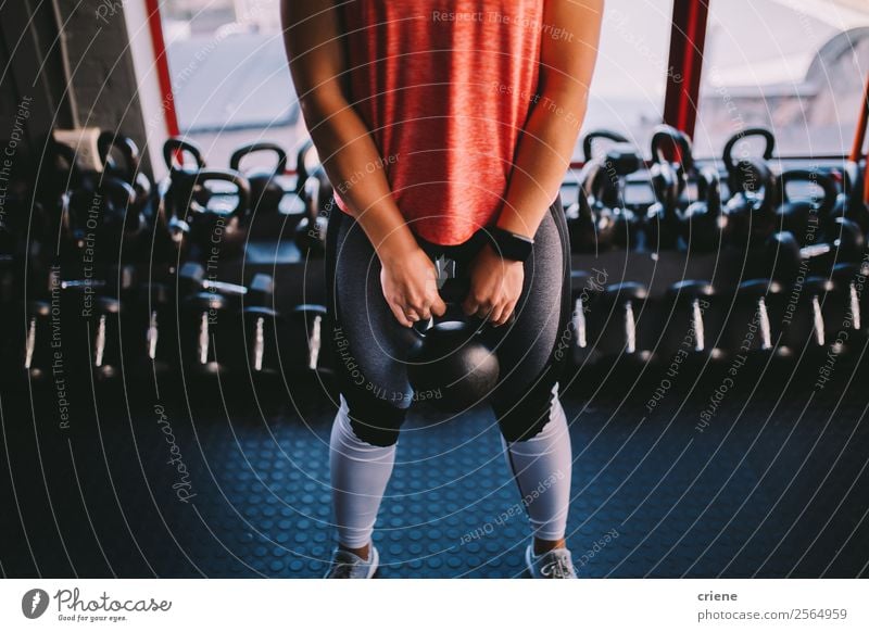 trainierte Frauen beim Heben von Kettlebell in der Turnhalle Lifestyle Körper Freizeit & Hobby Sport Arbeit & Erwerbstätigkeit Mensch Erwachsene Hand Gebäude