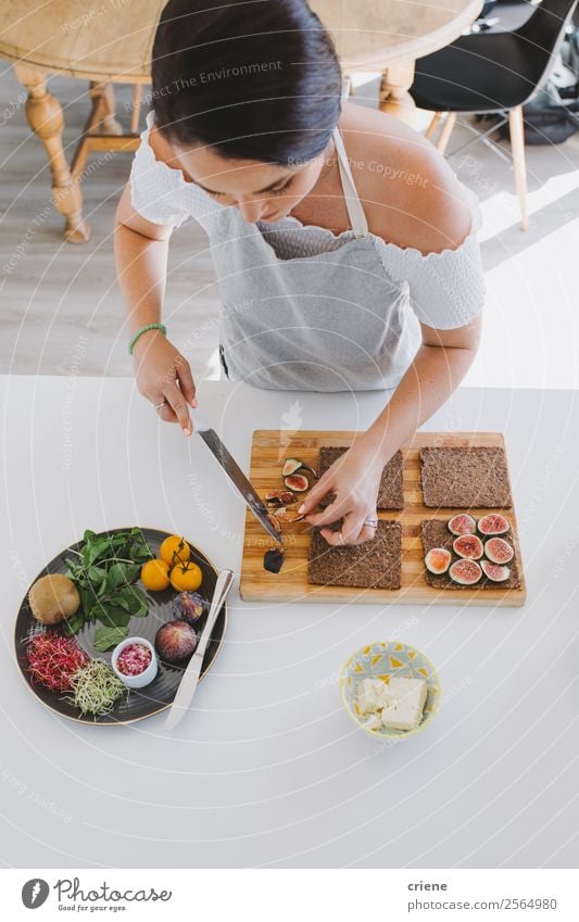 junge Frau, die ein gesundes Mittagessen zu Hause zubereitet. Käse Gemüse Frucht Essen Abendessen Diät Lifestyle Glück schön Tisch Küche Mensch Erwachsene