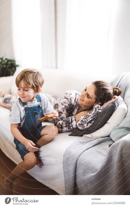 Mutter und Sohn verbringen den Morgen im Wohnzimmer. Essen Frühstück Mittagessen Lifestyle Glück Junge Frau Erwachsene Eltern Familie & Verwandtschaft Kindheit