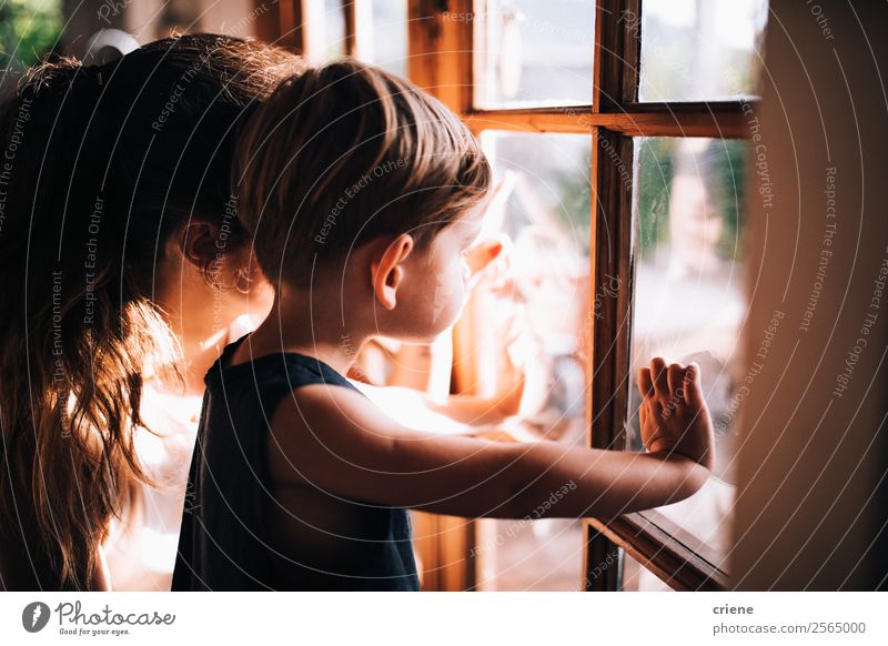 Mutter und Sohn genießen den Blick aus dem Fenster. Freude schön Kind Baby Junge Frau Erwachsene Eltern Familie & Verwandtschaft Zoo Natur Herbst Liebe warten