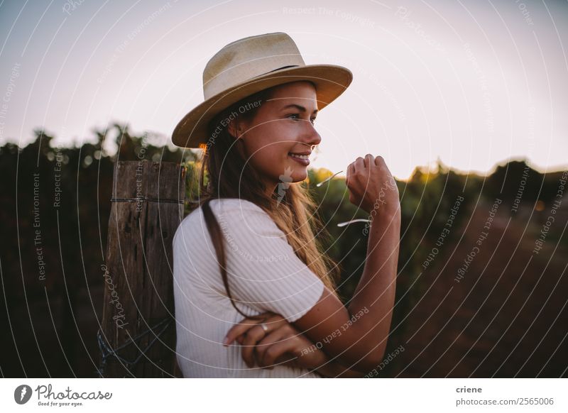 junge Frau, die die Landschaft genießt Lifestyle Stil Freude Glück schön Ferien & Urlaub & Reisen Sommer Garten Erwachsene Natur Pflanze Wärme Gras Mode