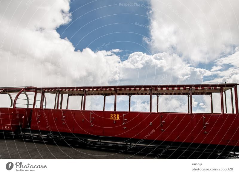 BRB Himmel Verkehrsmittel Personenverkehr Öffentlicher Personennahverkehr Dampflokomotive Schienenfahrzeug Zugabteil alt blau rot Tradition altmodisch