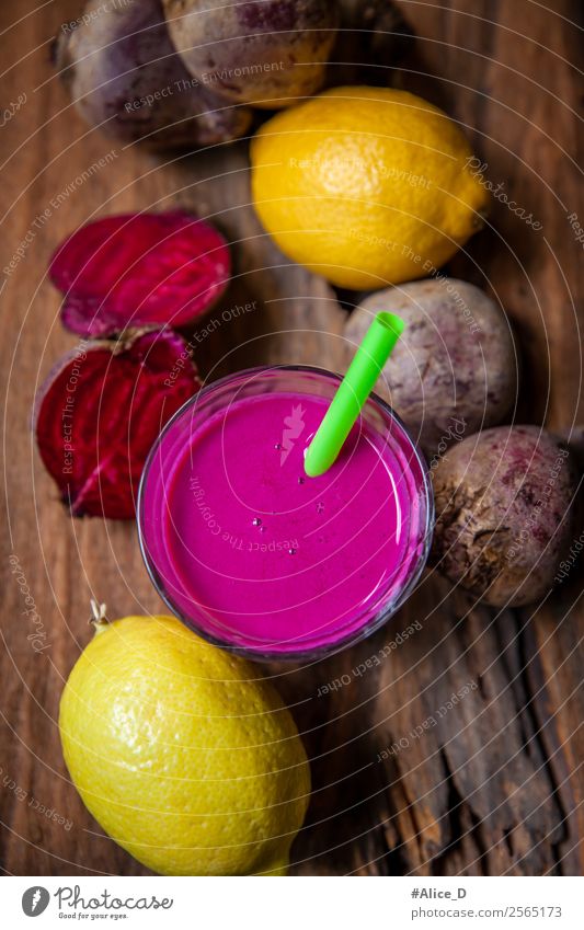 Rote Beete und Zitronen Smoothie Lebensmittel Joghurt Gemüse Frucht Rüben Ernährung Frühstück Vegetarische Ernährung Diät Fasten Getränk Saft Glas Lifestyle