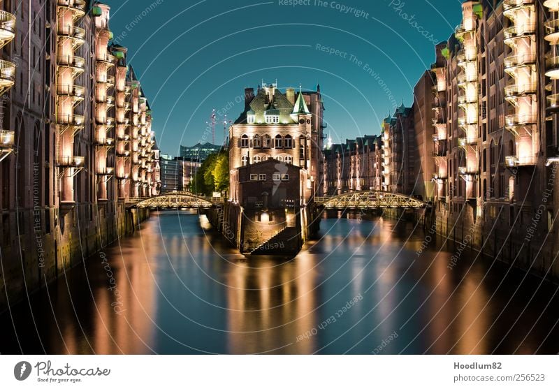 Speicherstadt Hamburg Hafenstadt Stadtzentrum Altstadt Haus Brücke Bauwerk Gebäude Architektur Fassade Sehenswürdigkeit Wahrzeichen Denkmal alt blau gelb