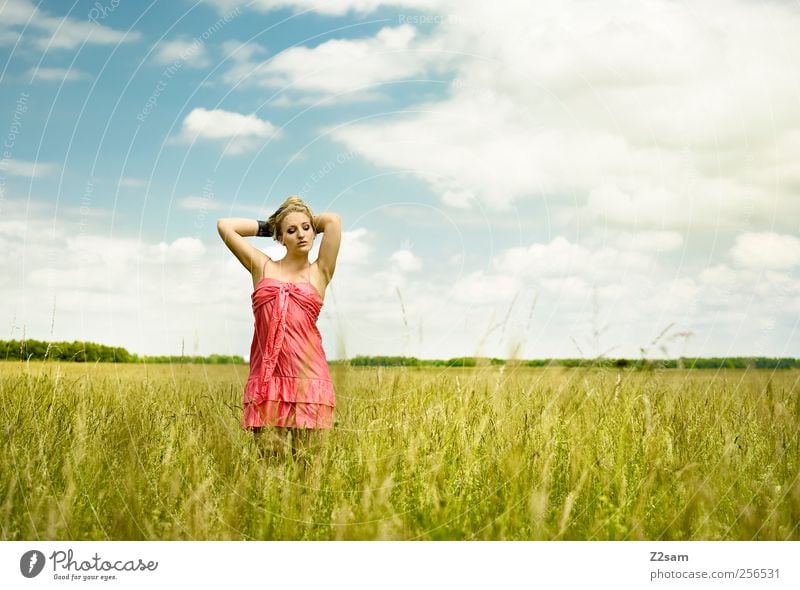 Genuss pur! Erholung ruhig Mensch feminin Junge Frau Jugendliche 1 18-30 Jahre Erwachsene Umwelt Natur Landschaft Himmel Wolken Gras Feld Mode Kleid stehen