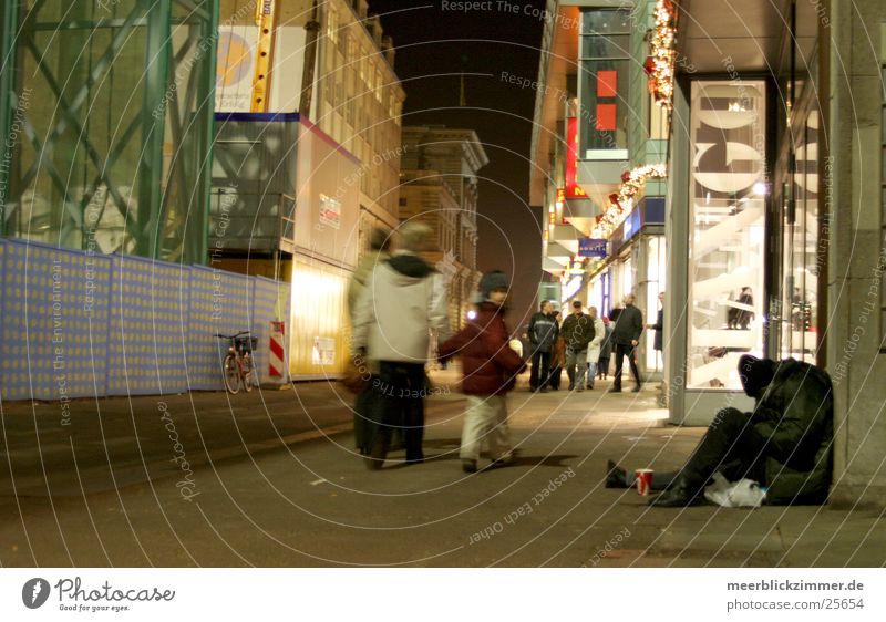 Obdachlos obdachlos kalt Obdachlose Leipzig Blick Fußgänger Konsum Mann Plattenbau Wegsehen Weihnachten & Advent