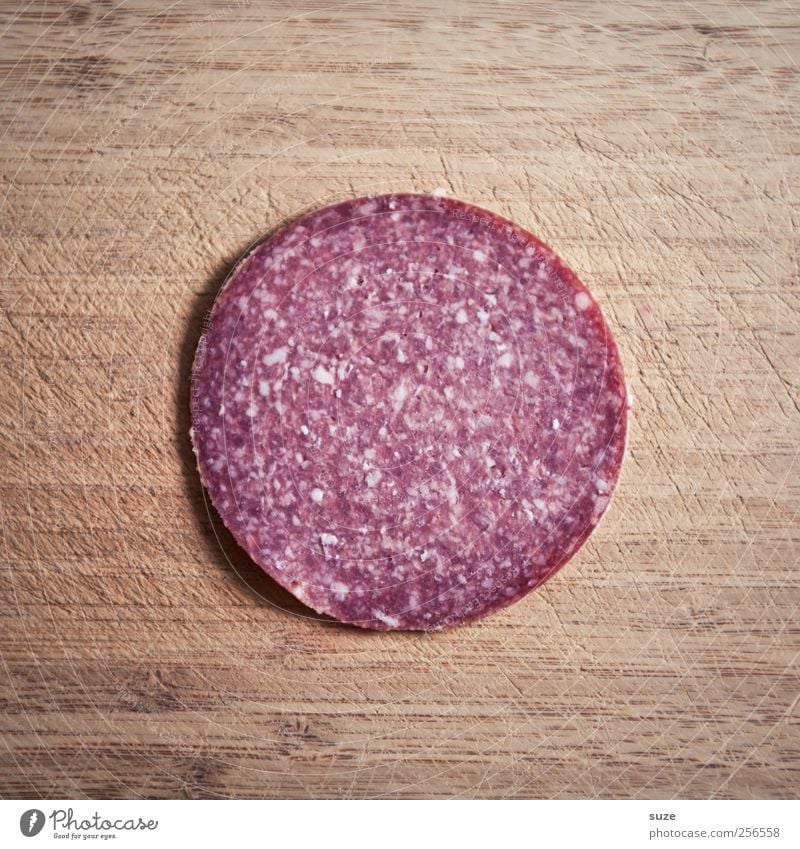 Zum Verwursten Lebensmittel Wurstwaren Salami Ernährung Holz authentisch außergewöhnlich frisch lecker lustig rund braun rot Holzbrett Geschmackssinn