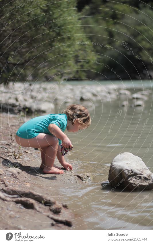 Ufer Fluss Mädchen spielen feminin 1 Mensch 1-3 Jahre Kleinkind Natur Erde Wasser Sommer Schönes Wetter Sträucher Felsen Schlucht Gorges du Verdon Flussufer