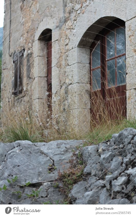 Stein Haus Tür Sommer Gras Südfrankreich Menschenleer Mauer Wand Fenster braun grau Einsamkeit Felsbogen Fensterbogen Holztür Steinmauer Farbfoto Außenaufnahme