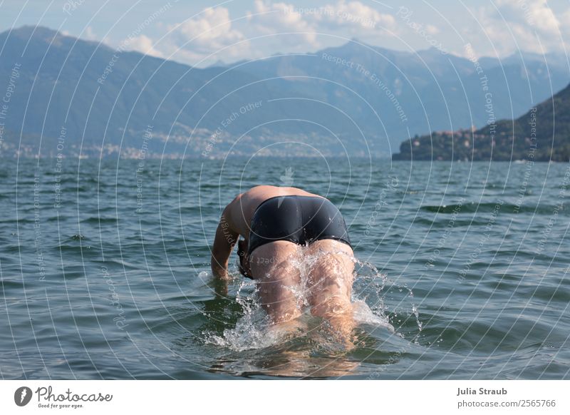 Berge See Baden Wasser Schwimmen & Baden Landschaft Wassertropfen Himmel Wolken Sommer Schönes Wetter Berge u. Gebirge Lago Maggiore Badehose Sport springen