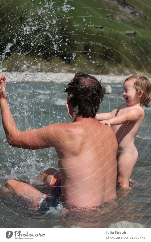 300 :) Vater Kind Wasser Berge maskulin feminin Mädchen Mann Erwachsene 2 Mensch 1-3 Jahre Kleinkind 30-45 Jahre Natur Wassertropfen Sommer Schönes Wetter Wiese