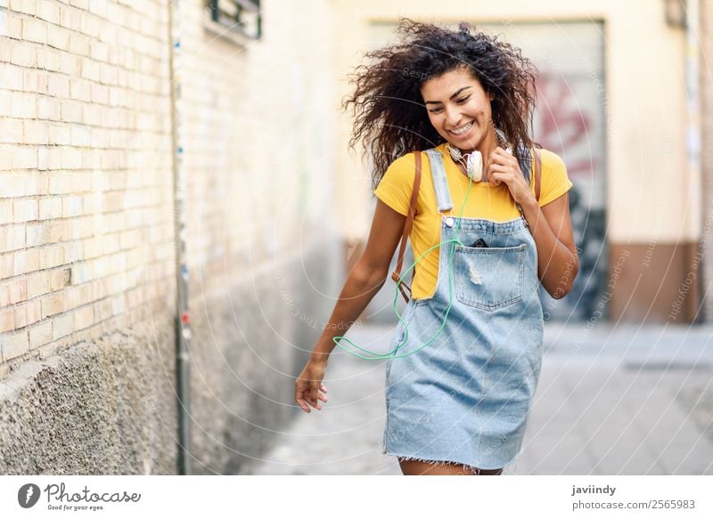 Junge afrikanische Frau mit Kopfhörer Lifestyle Stil Freude Glück schön Haare & Frisuren Mensch feminin Junge Frau Jugendliche Erwachsene 1 18-30 Jahre Herbst