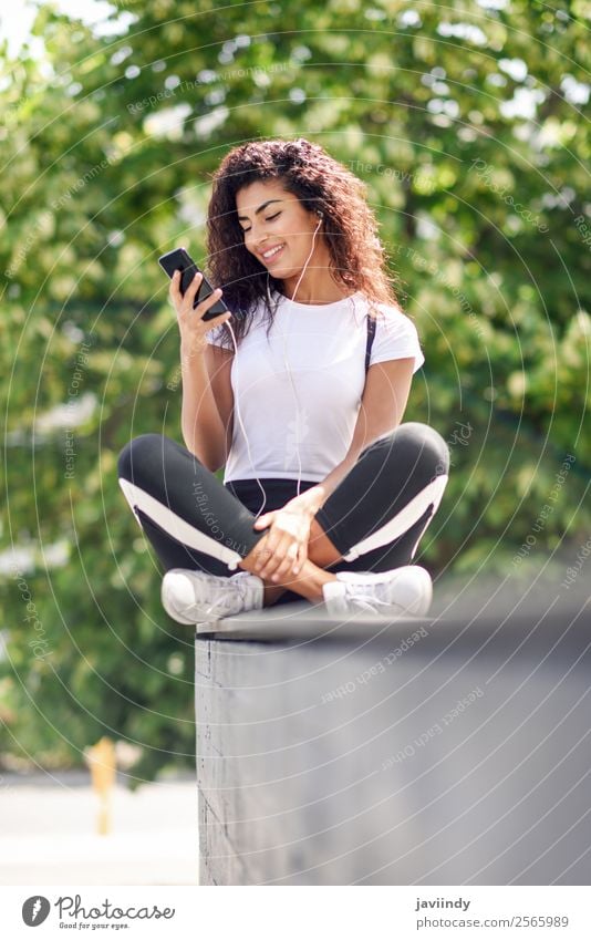 Schöne afrikanische Frau, die Musik über Kopfhörer hört. Lifestyle Stil Glück schön Haare & Frisuren Sport Telefon PDA Technik & Technologie Mensch feminin