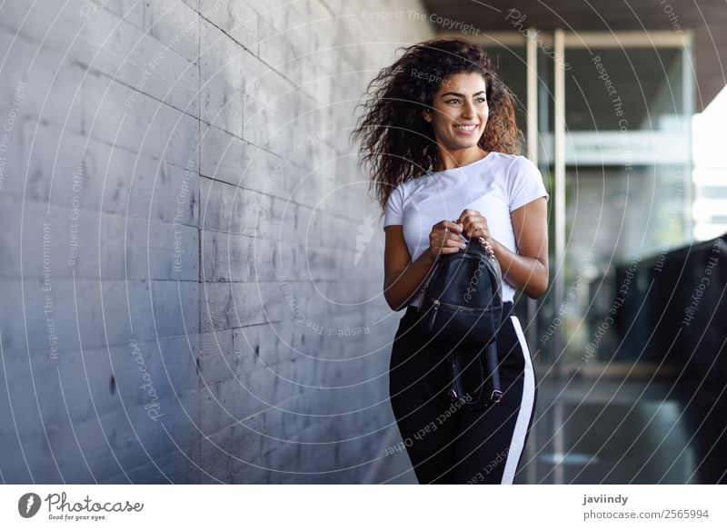 Junge afrikanische Frau mit schwarzer lockiger Frisur Lifestyle Stil Glück schön Haare & Frisuren Gesicht Sport Mensch feminin Junge Frau Jugendliche Erwachsene