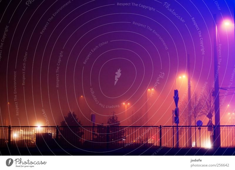 Stille Nacht, bunte Nacht Nebel blau mehrfarbig gelb rot Geländer Licht Laternenpfahl Straßenbeleuchtung Stadt Beleuchtung Winter kalt Stimmung Farbe Farbfoto