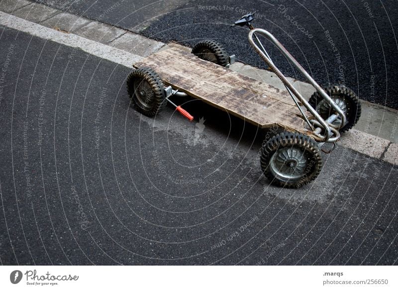 Dauerparker Spielen Kettcar Verkehr Verkehrsmittel Straße Bordsteinkante parken Fahrzeug Spielzeug alt kaputt retro Gefühle Freude Kindheit Mobilität skurril