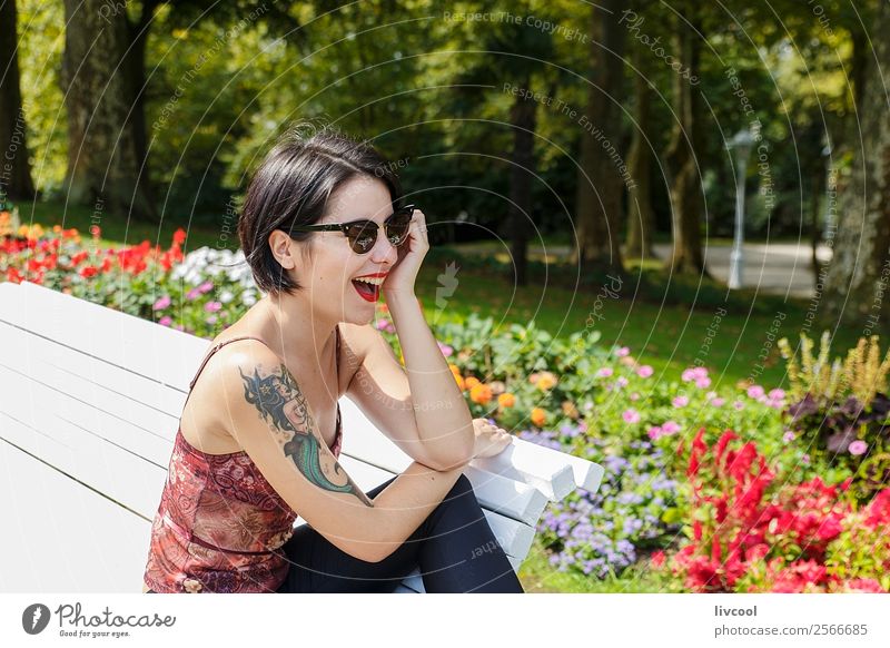 hipster girl in the park II Lifestyle Stil schön Sommer Garten Mensch feminin Frau Erwachsene Körper 1 18-30 Jahre Jugendliche Natur Park Mode Unterwäsche