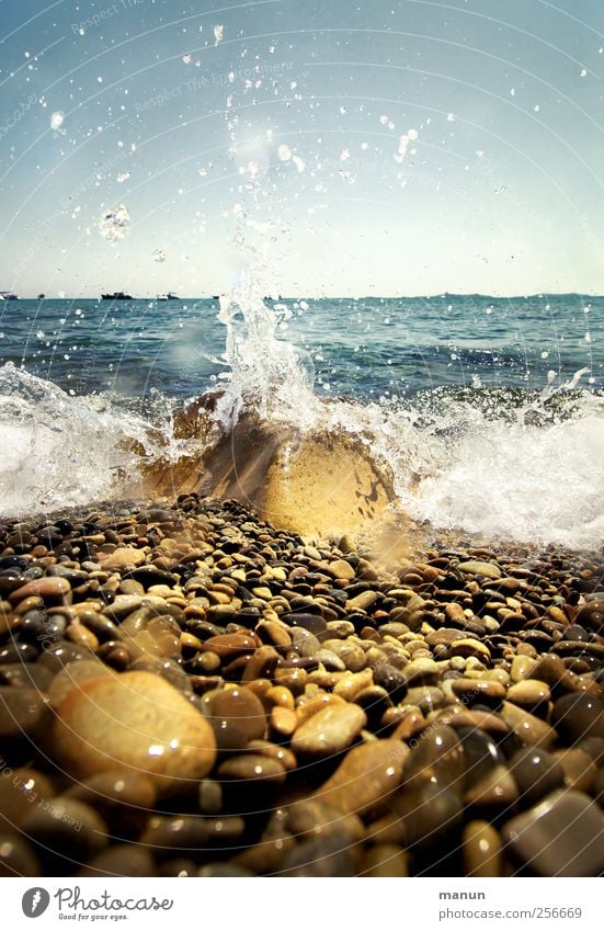 Spritzwasser Ferien & Urlaub & Reisen Sommer Sommerurlaub Natur Landschaft Urelemente Wasser Wassertropfen Felsen Wellen Küste Strand Bucht Meer Kieselsteine