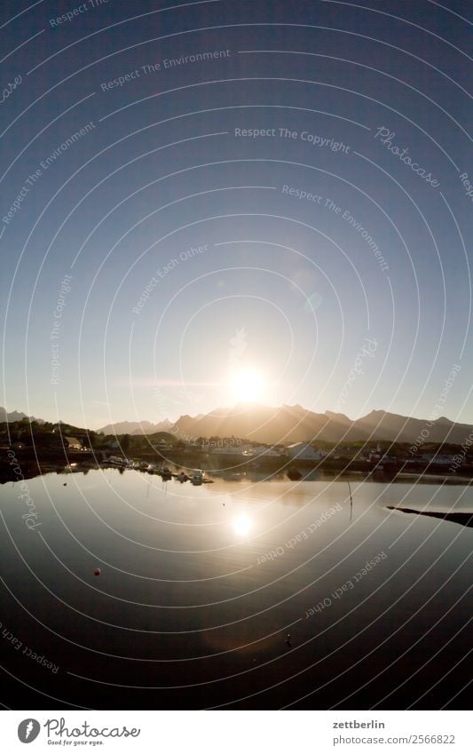 Abendsonne über Kabelvåg Polarmeer Europa Felsen Ferien & Urlaub & Reisen Fjord Hafen Himmel Himmel (Jenseits) Horizont Insel Landschaft Lofoten maritim Meer