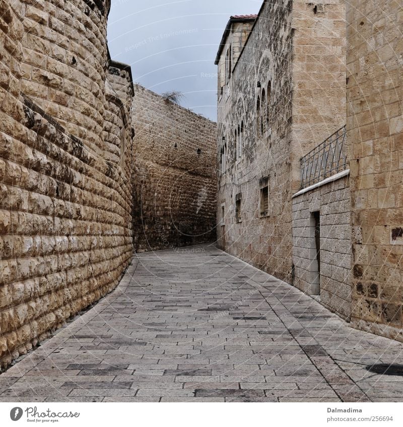 Streets of Israel Hauptstadt Altstadt Menschenleer Platz Architektur Mauer Wand alt Stadt gold grau Kraft Sicherheit Ziegelbauweise Mauerstein Fußgängerzone