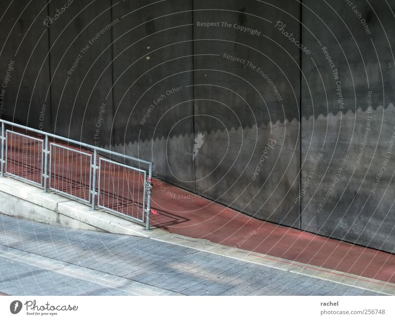 Tendenziell untentschlossen... Stadt Gebäude Architektur Mauer Wand Fassade grau rot schwarz Optimismus Geländer Rampe Fußweg Fahrradweg Steigung Neigung