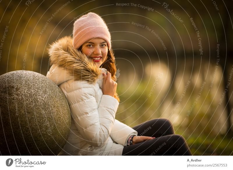 Portrait am See Mensch feminin Junge Frau Jugendliche Erwachsene 1 18-30 Jahre Natur Wasser Sonnenaufgang Sonnenuntergang Herbst Park Seeufer Teich Mode Jacke