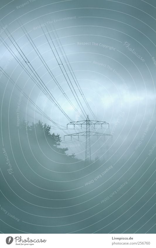 Ein Loch im Schnee Energiewirtschaft Metall Stahl grau silber weiß Strommast Farbfoto Außenaufnahme Tag Zentralperspektive