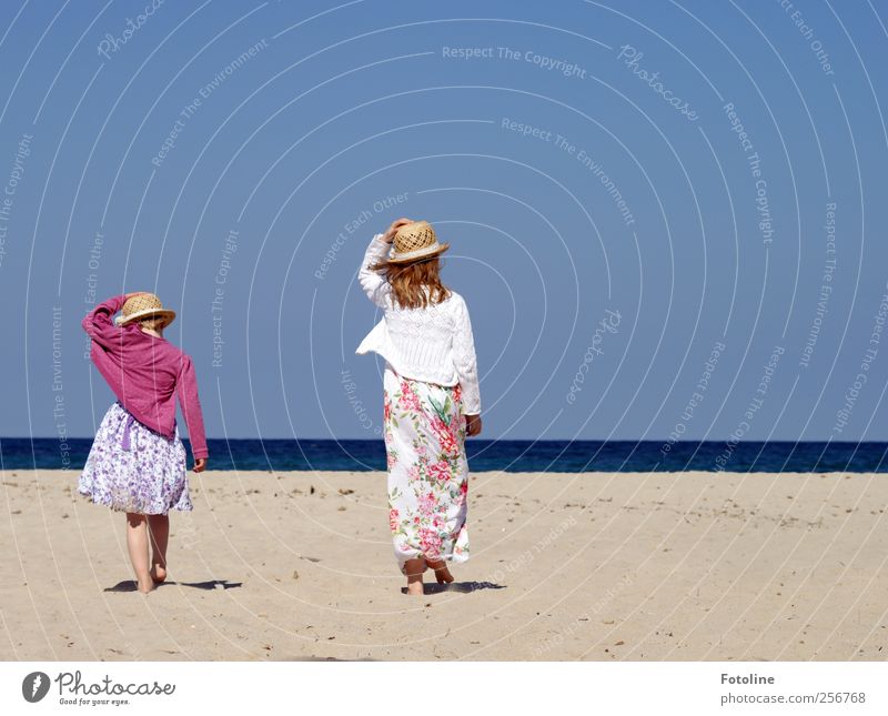 Schwestern Mensch feminin Kind Mädchen Geschwister Familie & Verwandtschaft Kindheit Umwelt Natur Wasser Küste Meer hell Wärme Wind laufen gehen Kleid