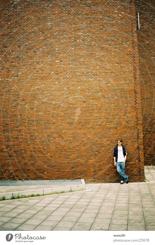 wenigkeit ruhig Haus Mensch Junger Mann Jugendliche 1 Museum Stadtzentrum Industrieanlage Architektur Mauer Wand Stein beobachten Blick warten groß hoch kalt