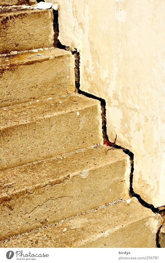 losgelöst Treppe alt authentisch eckig Stadt Verfall Wandel & Veränderung Wege & Pfade baufällig aufwärts Betontreppe Strukturen & Formen Riss Fuge Farbfoto