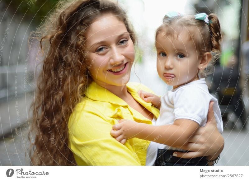 Die ältere Schwester umarmt die junge Schwester. Lifestyle Freude Glück schön Gesicht Sommer Kind Mensch Frau Erwachsene Familie & Verwandtschaft Freundschaft