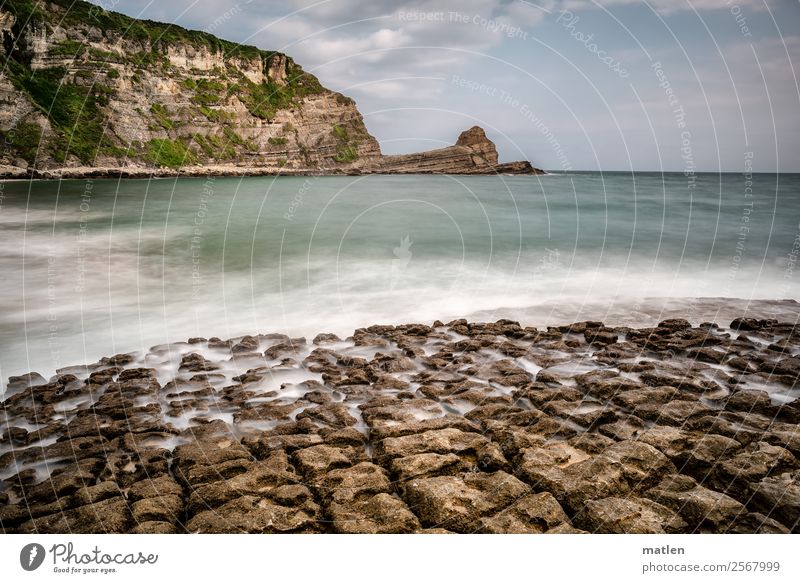 stone washed Natur Landschaft Luft Wasser Himmel Wolken Horizont Sommer Felsen Berge u. Gebirge Wellen Küste Strand Meer Menschenleer maritim blau braun grün