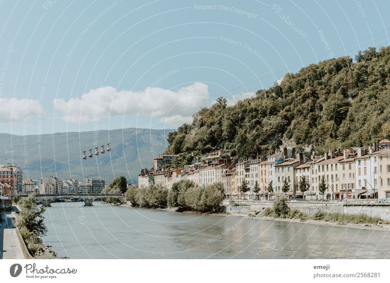 Grenoble Fluss Kleinstadt Stadtrand Haus Sehenswürdigkeit Seilbahn Tourismus Güterverkehr & Logistik Farbfoto Außenaufnahme Menschenleer Tag Weitwinkel