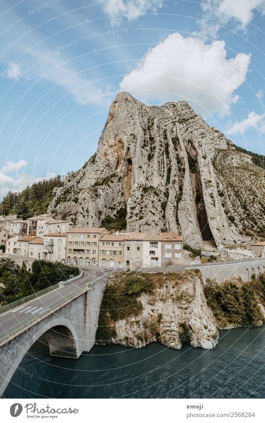 Sisteron Natur Felsen Fluss Kleinstadt Haus Brücke Sehenswürdigkeit außergewöhnlich natürlich Tourismus Frankreich Farbfoto Außenaufnahme Tag Vogelperspektive