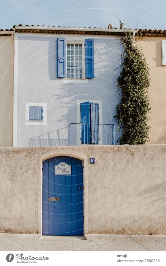 Côte d'Azur Kleinstadt Haus Einfamilienhaus Mauer Wand Fassade Fenster Tür maritim blau mediterran Cote d'Azur Frankreich Urlaubsstimmung Urlaubsfoto