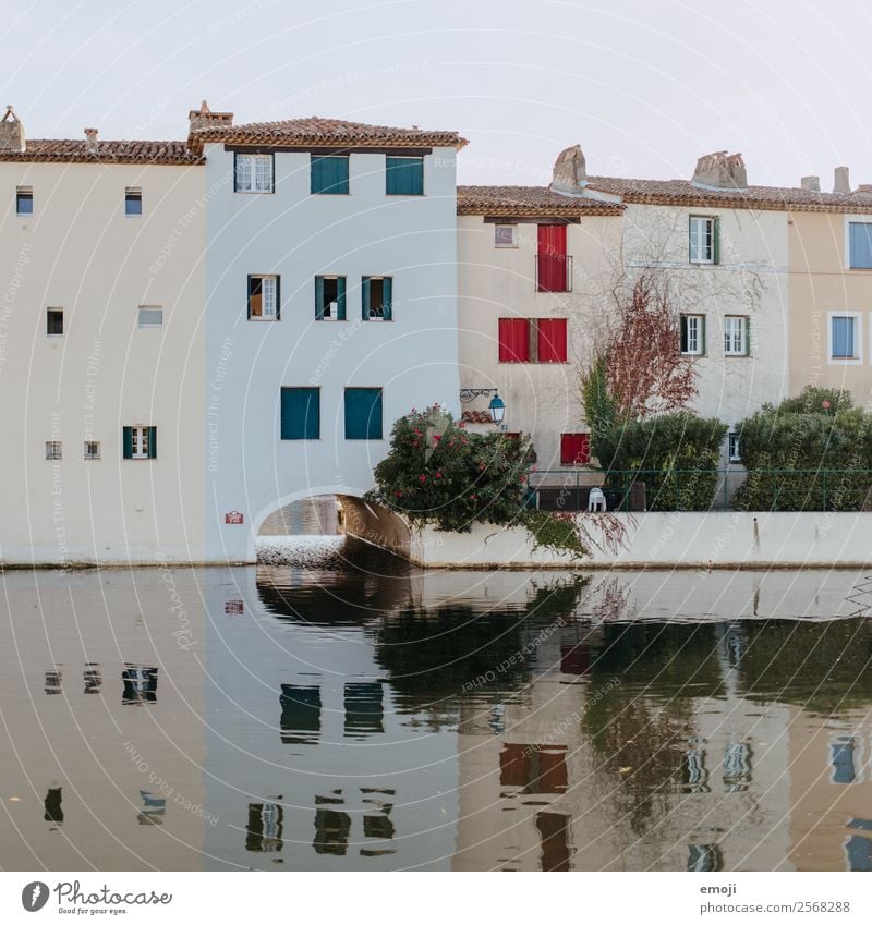 Port Grimaud Meer Kleinstadt Haus Mauer Wand Fassade Sehenswürdigkeit außergewöhnlich Tourismus port grimaud Cote d'Azur Frankreich Farbfoto Außenaufnahme